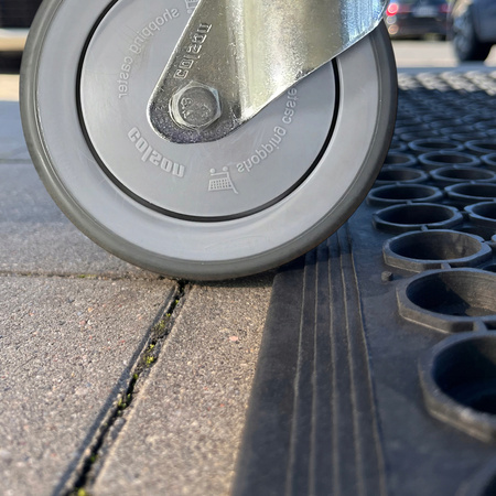 Wycieraczka ażurowa gruba mata wejściowa z perforowanej gumy 60x90